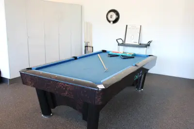 Poolbiljarttafel KIMSTEEL by SAM BILLIARDS SPAIN met afdeklaken, 2 sets ballen, twee opzettriangels, zes keu's en keusteun – kavel bij HNVI, 's-Hertogenbosch