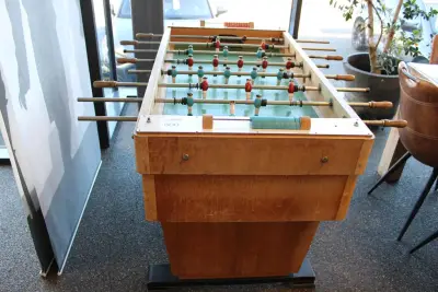 Vintage tafelvoetbalspel GODEK met houten spelers en ballen, afm. 142 x 74 x 90 cm – kavel bij HNVI, 's-Hertogenbosch
