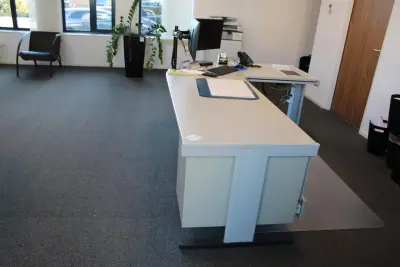 Retro design hoekbureau met vaste ladekast. Afmeting 250 x 170 x 73 cm – kavel bij HNVI, 's-Hertogenbosch