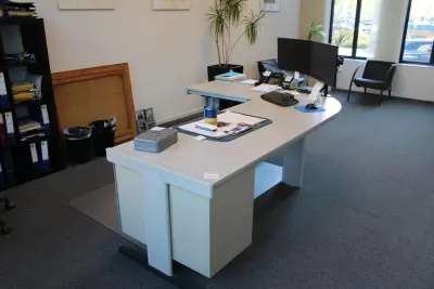 Retro design hoekbureau met vaste ladekast. Afmeting250 x 170 x 73 cm – kavel bij HNVI, 's-Hertogenbosch