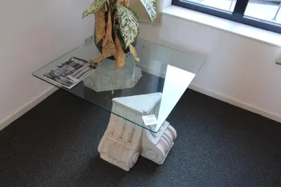 Salontafel met glazen blad. Afmeting 90 x 90 x 39 cm – kavel bij HNVI, 's-Hertogenbosch