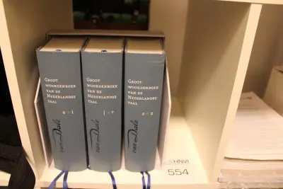 Groot Nederlands woordenboek Van Dale driedelig – kavel bij HNVI, 's-Hertogenbosch