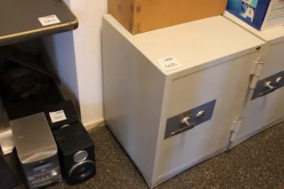 Kluis/Datasafe Profiler 070D. Afmeting 50 x50 cm. Hoogte 70 cm. Sleutels aanwezig – kavel bij HNVI, 's-Hertogenbosch
