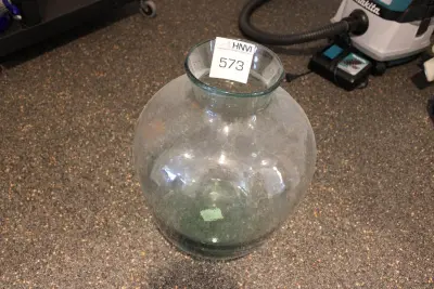 Glazen vaas. Hoogte 46 cm – kavel bij HNVI, 's-Hertogenbosch