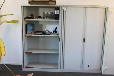 Twee archiefkasten met roldeuren. Afmeting 120 x 45 cm. Hoogte 198 cm – kavel bij HNVI, 's-Hertogenbosch