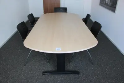 Vergadertafel met vijf stoelen BUM made in Italy. Afmeting 250 x 120 cm. Hoogte 73 cm – kavel bij HNVI, 's-Hertogenbosch