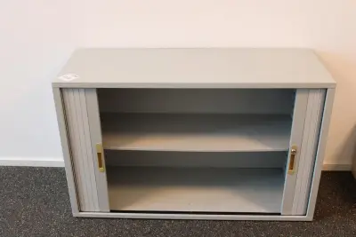 Archiefkast met twee roldeuren laag model. Afmeting 120 x 45 cm. Hoogte 75 cm – kavel bij HNVI, 's-Hertogenbosch
