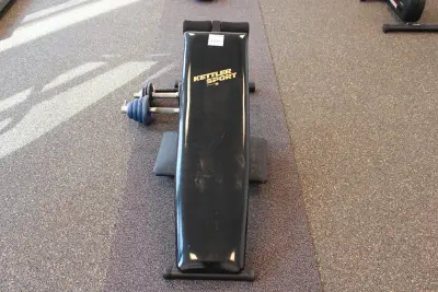 Fitnessbankje met enkele halters Kettler – kavel bij HNVI, 's-Hertogenbosch