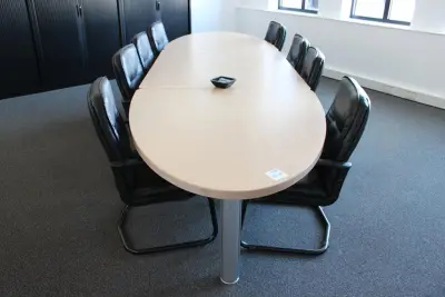 Ovale driedelige vergadertafel met acht sledestoelen met kunstlederen bekleding. Afmeting 400 x 21 cm. Hoogte 74 cm – kavel bij HNVI, 's-Hertogenbosch