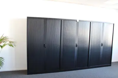 Drie archiekasten met twee roldeuren. Afmeting 120 x 45 cm. Hoogte 197 cm – kavel bij HNVI, 's-Hertogenbosch