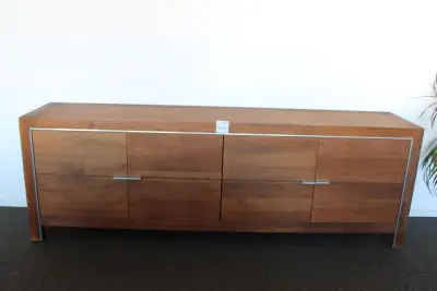 Houten archiefmeubel met vier deuren. Afmeting 240 x 50 cm. Hoogte 80 cm – kavel bij HNVI, 's-Hertogenbosch