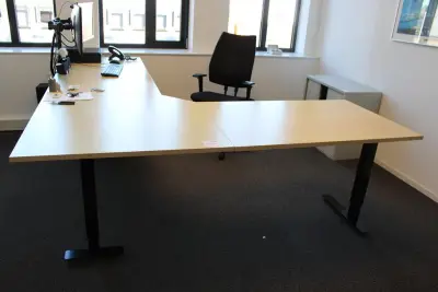 Elektrisch hoog laag hoekbureau met verrijdbare onderkast. Afmeting 220 x 260 cm – kavel bij HNVI, 's-Hertogenbosch