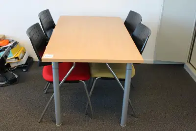 Spreektafel met vier stoelen BUM made in Italy. Afmeting tafel 140 x 80 cm – kavel bij HNVI, 's-Hertogenbosch