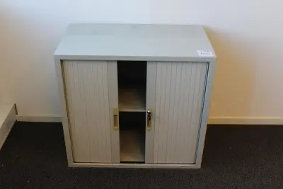 Archiefkastje met twee roldeuren. Afmeting 80 x 45 cm. Hoogte 73,5 cm – kavel bij HNVI, 's-Hertogenbosch