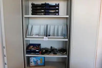 Kantoormaterialen in brandvertragende kast w.o. rekenmachines, brievenbakjes, papier, stiften etc – kavel bij HNVI, 's-Hertogenbosch