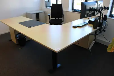 Elektrisch hoog laag hoekbureau met twee verrijdbare onderkasten. Afmeting 220 x 260 cm – kavel bij HNVI, 's-Hertogenbosch
