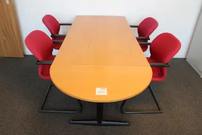 Spreektafel met vier sledestoelen bordeaux gestoffeerd. Afmeting tafel 200 x 80 cm. Hoogte 74 cm – kavel bij HNVI, 's-Hertogenbosch