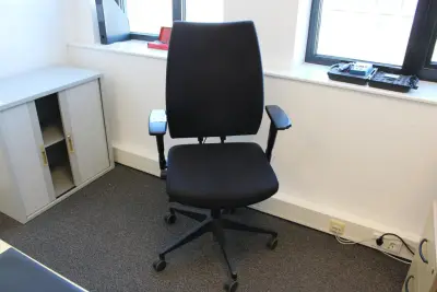 Verrijdbare bureaustoelen zwart gestoffeerd – kavel bij HNVI, 's-Hertogenbosch