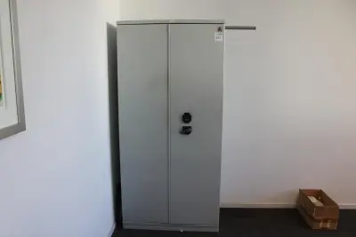 Brandvertragende kast PROFILER. Afmeting 93 x 52 cm. Hoogte 195 cm – kavel bij HNVI, 's-Hertogenbosch