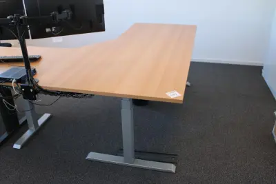 Elektrisch hoog laag hoekbureau. Afmeting 200 x 160 cm – kavel bij HNVI, 's-Hertogenbosch