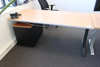 Werktafel met verrijdbare ladekast. Afmeting 180 x 80 cm – kavel bij HNVI, 's-Hertogenbosch