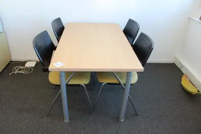 Spreektafel met vier stoelen BUM made in Italy. Afmeting tafel 140 x 80 cm. Hoogte 72 cm – kavel bij HNVI, 's-Hertogenbosch
