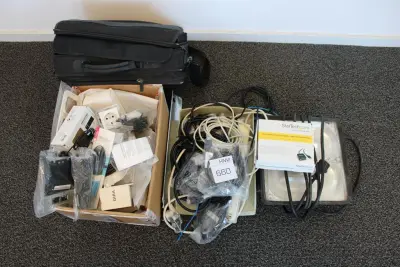 Diverse elektromaterialen w.o. kabels, wandcontactdoos en bouwlamp – kavel bij HNVI, 's-Hertogenbosch