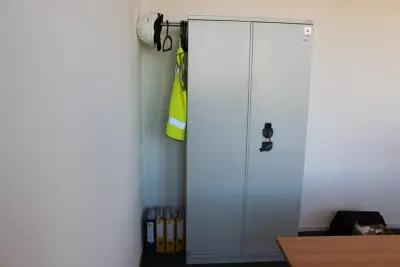 Brandvertragende kast PROFILER. Afmeting 93 x 52 cm. Hoogte 195 cm – kavel bij HNVI, 's-Hertogenbosch