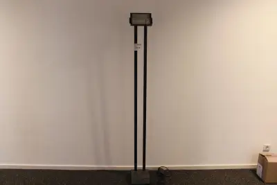 Staande lamp. Hoogte 180 cm – kavel bij HNVI, 's-Hertogenbosch
