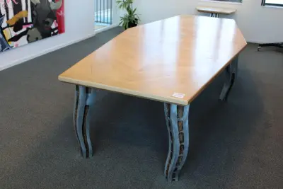 Designtafel met houten poten met metaal bewerkt. Afmeting 400 x 154 cm. Hoogte 76 cm. Let op staat op tweede etage. Dient door uzelf via trappengan… – kavel bij HNVI, 's-Hertogenbo