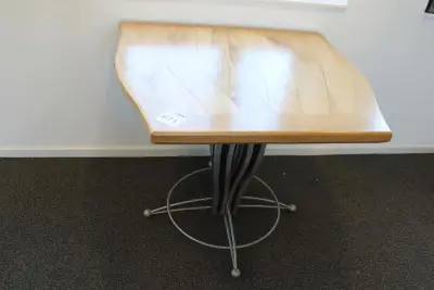 Design bijzettafel met houten poot met metaal bewerkt. Afmeting ca. 95 x 85 cm. Hoogte 76 cm – kavel bij HNVI, 's-Hertogenbosch