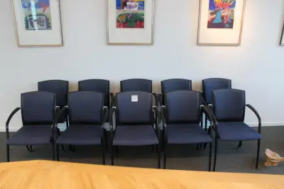 Tien vergaderstoelen blauw gestoffeerd – kavel bij HNVI, 's-Hertogenbosch
