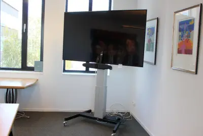Flatscreen TV SONY KD-75X81J met beelddiagonaal 190 cm op mobiele lift LINAK Smart Metals. Met vergaderset TRUST – kavel bij HNVI, 's-Hertogenbosch