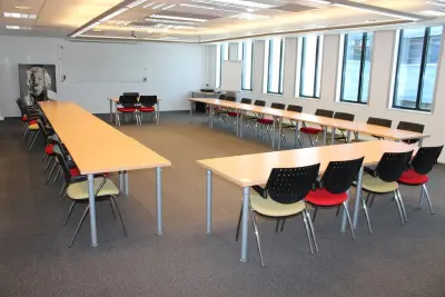 Lesopstelling bestaande 15 werktafels ( 140 x80 x 72 cm) en 27 stoelen BUM – kavel bij HNVI, 's-Hertogenbosch