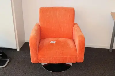 Draaibare fauteuil oranje gestoffeerd – kavel bij HNVI, 's-Hertogenbosch