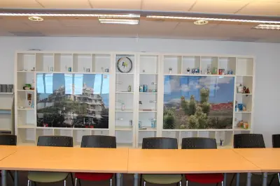 Vier wandkasten IKEA met ingebouwde fotoframes en demoverlichting. Totale afmeting 457 x 39 cm. Hoogte 185 cm – kavel bij HNVI, 's-Hertogenbosch