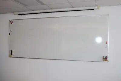 Whiteboard grootformaat. Afmeting 300 x 120 cm – kavel bij HNVI, 's-Hertogenbosch