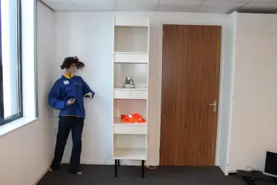 Vakkenkast opgebouwd uit vier blokken met ingebouwde verlichting. Afmeting 50 x 50 cm. Hoogte 230 cm – kavel bij HNVI, 's-Hertogenbosch
