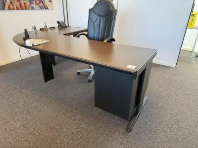 Directiebureau met vaste ladekast en verrijdbare bureaustoel. Afmeting 250 x 170 cm. Hoogte 73 cm – kavel bij HNVI, 's-Hertogenbosch