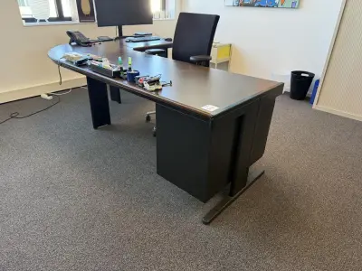 Directiebureau met vaste ladekast en verrijdbare bureaustoel. Afmeting 250 x 170 cm. Hoogte 73 cm – kavel bij HNVI, 's-Hertogenbosch