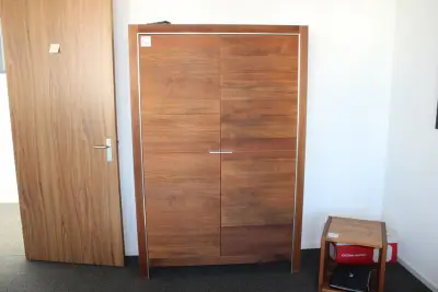 Houten kantoorkast met twee deuren, vermoedelijk Bert Plantagie. Afmeting 130 x 43 cm. Hoogte 196 cm – kavel bij HNVI, 's-Hertogenbosch