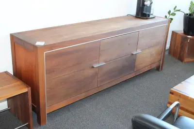 Houten kast met twee deuren en twee laden, vermoedelijk Bert Plantagie. Afmeting 220 x 50 cm. Hoogte 80 cm – kavel bij HNVI, 's-Hertogenbosch