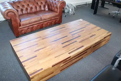 Design salontafel LINTELOO AULIA design Henk Vos. Afmeting 200 x 99 cm. Hoogte 32 cm – kavel bij HNVI, 's-Hertogenbosch