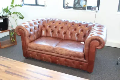 Tweepersoons CHESTERFIELD bank. Breedte 180 cm, diepte 95 cm. Hoogte 77 cm – kavel bij HNVI, 's-Hertogenbosch