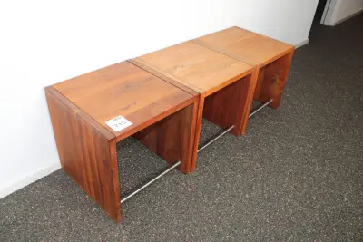 Drie bijzettafeltjes Bert Plantagie. Afmeting 45 x 45 x 45 cm – kavel bij HNVI, 's-Hertogenbosch
