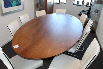 Ovale tafel vermoedelijk Bert Plantagie. Afmeting tafel 285 x 145 cm. Hoogte 76 cm. Let op staat op twee de etage. Dient via trap naar beneden geti… – kavel bij HNVI, 's-Hertogenbo