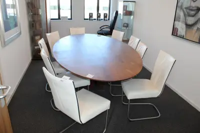 Negen stoelen Bert Plantagie met witte lederen bekleding – kavel bij HNVI, 's-Hertogenbosch