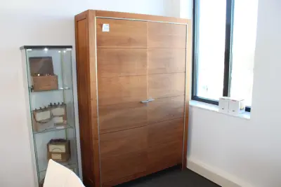 Houten kast met twee deuren en twee laden, vermoedelijk Bert Plantagie. Afmeting 220 x 50 cm. Hoogte 80 cm – kavel bij HNVI, 's-Hertogenbosch