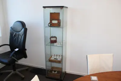 Antieke/authentiek elektraproducten in vitrinekast w.o. ampèremeter, voltmeter, stoppenkasten. Exclusief kast – kavel bij HNVI, 's-Hertogenbosch
