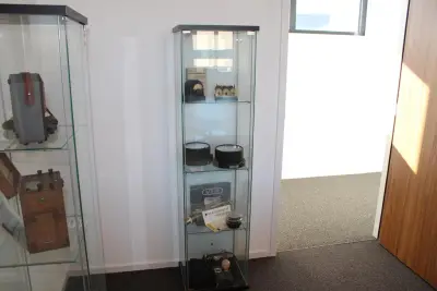 Antieke apparatuur in vitrinekast w.o. ampèremeter, voltmeter, lamp en camera Exclusief kast – kavel bij HNVI, 's-Hertogenbosch